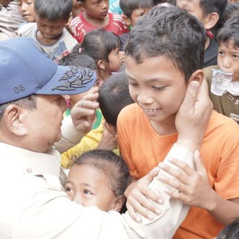 Prabowo Tegur Paspampres saat Warga Mau Foto di Aceh Tamiang: Jangan Didorong, Dia Mau Foto