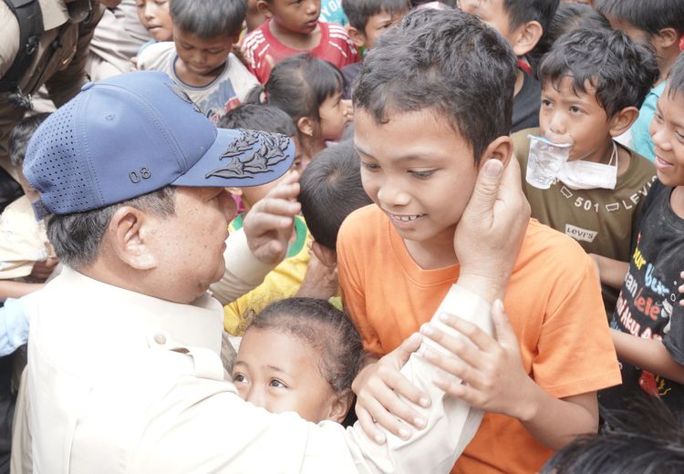 Prabowo Tegur Paspampres saat Warga Mau Foto di Aceh Tamiang: Jangan Didorong, Dia Mau Foto