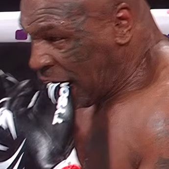 Mike Tyson Ungkap Alasannya Bolak-balik Gigit Sarung Tinju saat Melawan Jake Paul