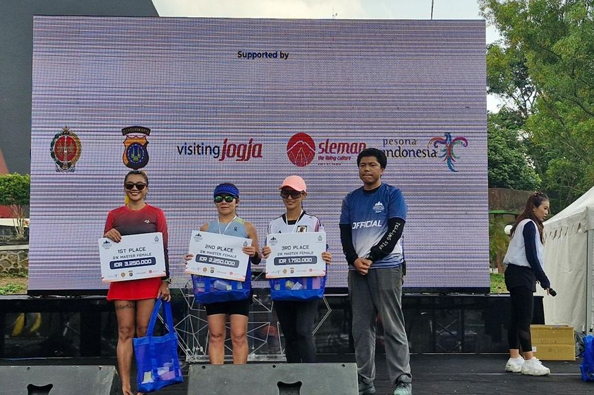 Pemenang kategori 21 K female masters ajang Nusantara TV Volcano Run by Ambarukmo 2024.  <b>(NTVnews)</b>