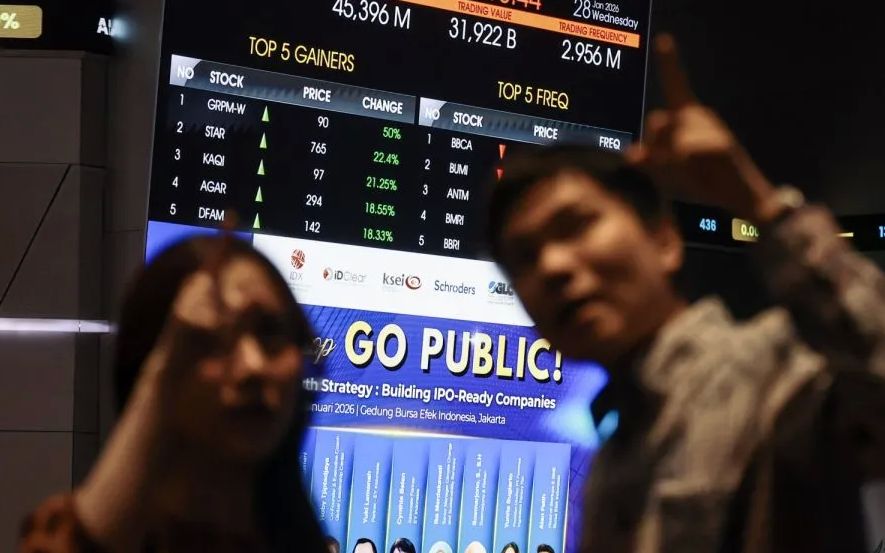 Karyawan mengamati layar digital pergerakan Indeks Harga Saham Gabungan (IHSG) di Bursa Efek Indonesia (BEI), Jakarta, Rabu (28/1/2026). <b>(Antara)</b>