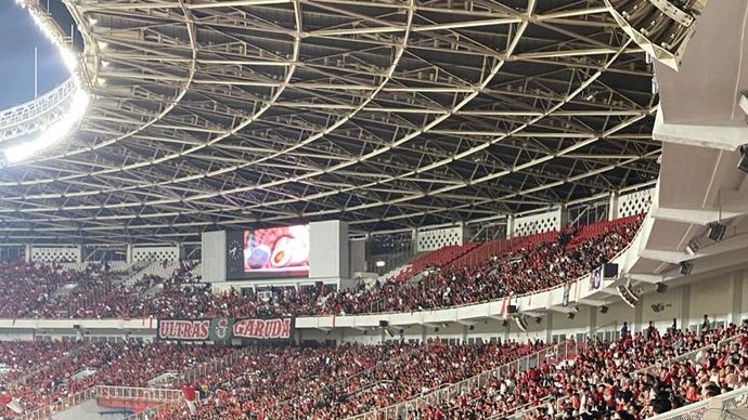 Penonton tidak bertiket berhasil masuk Stadion Utama Gelora Bung Karno pada laga Timnas Indonesia vs Australia, Selasa (10/9/2024).