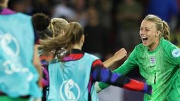 Timnas Wanita Inggris Juara Euro 2025, Kiper Hannah Hampton Simpan Sontekan Penalti di Lengan Kiri