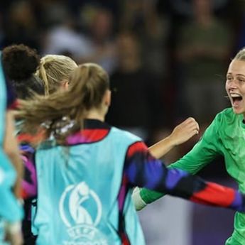 Timnas Wanita Inggris Juara Euro 2025, Kiper Hannah Hampton Simpan Sontekan Penalti di Lengan Kiri