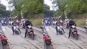 Terlihat sejumlah pemotor yang nekat terobos jalan yang baru dicor di Cirebon. Hal tersebut menjadi viral di media sosial.