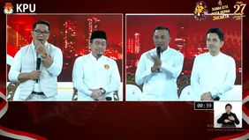 Calon Gubernur Jakarta nomor urut pertama, Ridwan Kamil menanggapi pertanyaan dari Dharma Pongrekun mengenai dana RW saat debat berlangsung di JIExpo Kemayoran, Jakarta Pusat, pada Minggu 6 Oktober 2024.