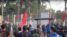 Polisi sudah menembakan gas air mata ke arah para pendemo untuk membubarkan diri dari depan Gedung DPR pada Kamis sore ini, 22 Agustus 2024.