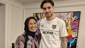 Ketua Komisi DPR RI Komisi X, Hetifah Sjaifudin akhirnya memiliki kesempatan untuk berfoto bersama dengan salah satu punggawa Timnas Indonesia yaitu Kevin Diks.