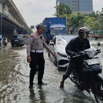 Banjir Belum Surut, Polisi Lakukan Rekayasa Lalu Lintas di Puri Kembangan