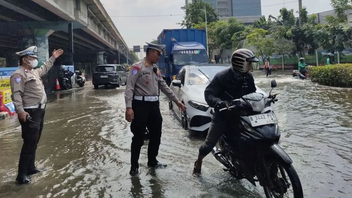 Banjir Belum Surut, Polisi Lakukan Rekayasa Lalu Lintas di Puri Kembangan