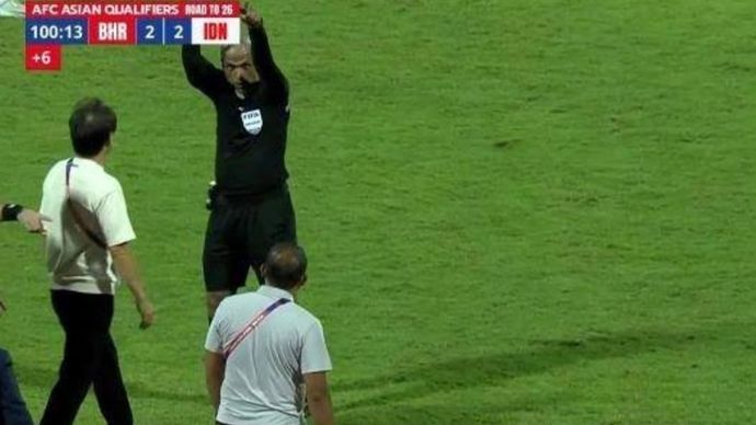 Manajer Timnas Indonesia, Sumardji saat diberi kartu merah oleh wasit pada pertandingan melawan Bahrain, Kamis lalu. 