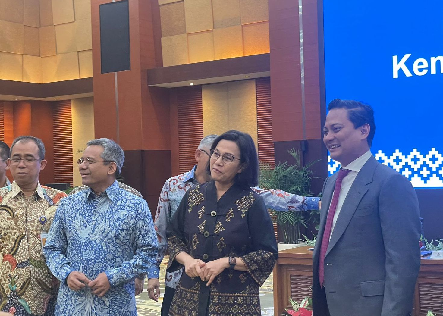 Menteri Keuangan (Menkeu) Sri Mulyani menyambut kedatangan Thomas Djiwandono sebagai Wakil Menteri Keuangan (Wamenkeu) II. (Ntvnews.id-Muslimin Trisyuliono)