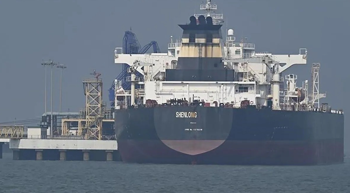 Ilustrasic - Kapal tanker Suezmax Shenlong berbendera Liberia, yang membawa minyak mentah, termasuk di antara kapal pertama yang mencapai India setelah krisis Timur Tengah, terlihat di Pelabuhan Mumbai di Mumbai, India, pada 12 Maret 2026, setelah be <b>(Antara)</b>