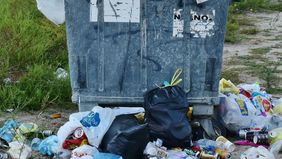Pemerintah Provinsi (Pemprov) DKI Jakarta terus mempercepat pembersihan tumpukan sampah di kawasan pesisir Muara Angke, Jakarta Utara. 