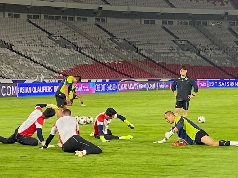 Timnas Indonesia tengah menjalani latihan terakhir sebelum berhadapan dengan Arab Saudi di Stadion Gelora Bung Karno, Senayan, Selasa (19 November 2024).  <b>(NTVnews.id)</b>