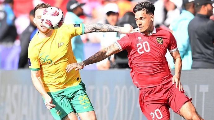 Arsip foto - Pesepak bola Timnas Indonesia Shayne Pattynama (kanan) berebut bola dengan pesepak bola Timnas Australia Gethin Jones dalam pertandingan babak 16 besar Piala Asia 2023 di Stadion Jassim Bin Hamad, Doha, Qatar