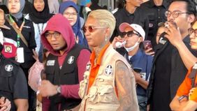 Rapper Young Lex menyoroti sikap sabar penjual es teh yang diolok-olok Gus Miftah, menghasilkan banyak rezeki.