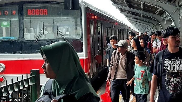 Ilustrasi - Penumpang Commuter Line/ KRL relasi Bogor-Jakarta Kota tiba di Stasiun Jakarta Kota