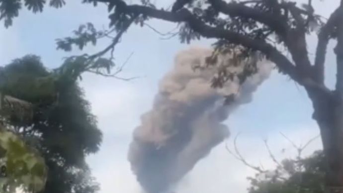 Gunung Lewotobi Laki-laki di NTT mengalami erupsi/tangkapan layar NTV 