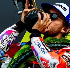 Enea Bastianini Pamer Helm Batik Spesial untuk MotoGP Mandalika