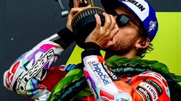 Enea Bastianini Pamer Helm Batik Spesial untuk MotoGP Mandalika
