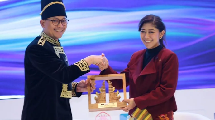 enteri Komunikasi dan Digital (Menkomdigi) Meutya Hafid (kanan) dan Ketua Umum Perhumas Indonesia Boy Kelana saat acara World Public Relations Forum (WPRF) 2024, di Nusa Dua, Bali.