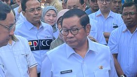 Gubernur DKI Jakarta, Pramono Anung turun langsung meninjau lokasi kebakaran Pasar Induk Kramat Jati, Jalan Raya Bogor, Kelurahan Kampung Tengah, Kecamatan Kramat Jati, Jakarta Timur, pada Selasa, 16 Desember 2025.