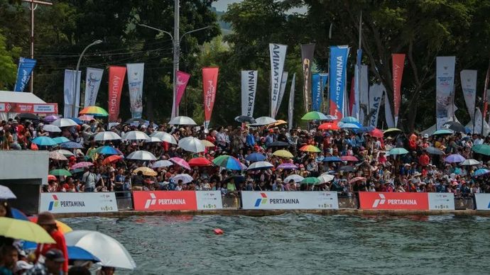 Para penonton menyaksikan Kejuaraan Dunia Aquabike jetski 2024 di Danau Toba, Sumatera Utara