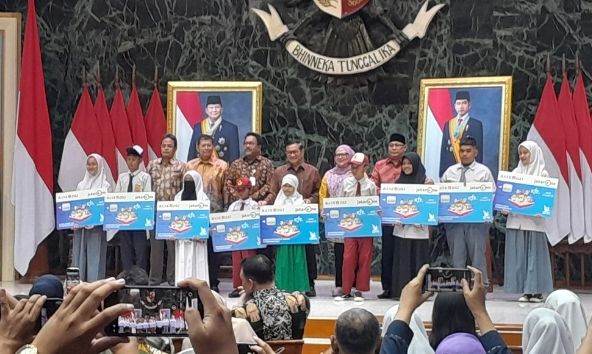 Penyaluran KJP Plus <b>(Ntvnews.id/ Adiansyah)</b>