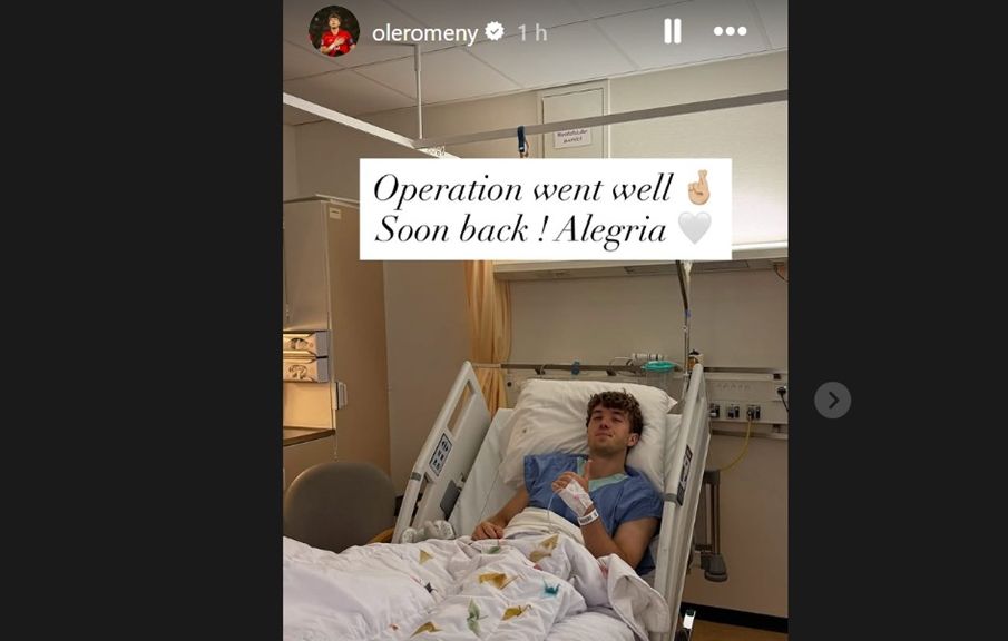 Ole Romeny menyapa pengikutnya usai menjalani operasi kaki. <b>(Instagram)</b>