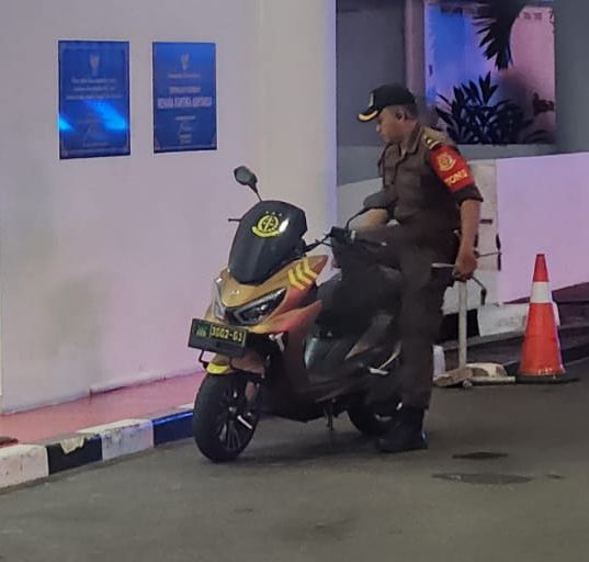 Petugas Kejaksaan Agung bawa drone <b>(istimewa)</b>