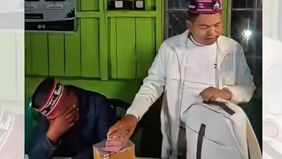 Gubernur Jawa Barat, Dedi Mulyadi menunjukkan kepeduliannya terhadap warga terdampak gempa bumi di Nusa Tenggara Timur (NTT). Ia menyerahkan bantuan uang tunai secara langsung untuk membantu masyarakat memperbaiki rumah mereka yang mengalami kerusaka
