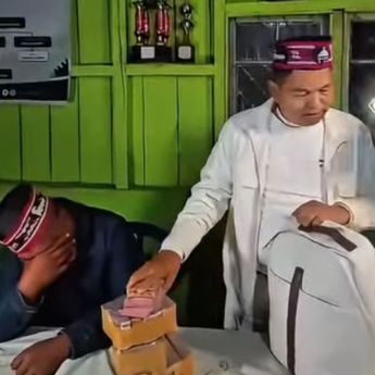 Dedi Mulyadi Kasih Gepokan Uang untuk Warga NTT, Bantu Perbaiki Rumah Rusak Akibat Gempa