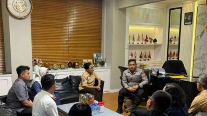 Mediasi antara guru berinisial CB (54) atau akrab disapa Ibu Budi dan pihak orang tua murid berkaitan dengan kasus dugaan kekerasan verbal di Polres Tangerang Selatan, Rabu (28/1/2026). 