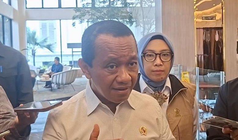 Menteri Energi dan Sumber Daya Mineral (ESDM) Bahlil Lahadalia menegaskan pasokan energi untuk pembangkit listrik milik PT PLN (Persero) dalam kondisi aman.  