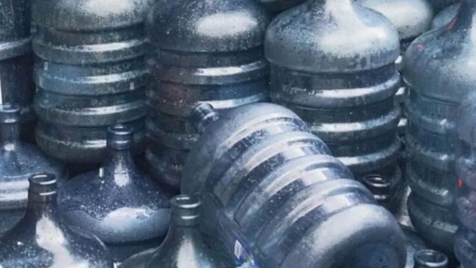 Kemasan galon guna ulang untuk produk air minum.