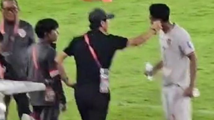 Ferdinan dijewer Shin Tae-yong pada pertandingan Indonesia melawan Arab Saudi <b>(NTVNews.id)</b>