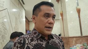 Jembatan Penyeberangan Orang (JPO) di depan Gedung DPR RI, Senayan, Jakarta, menjadi perhatian publik setelah bagian tangganya dibongkar hingga menyisakan struktur jembatan. Kondisi tersebut kemudian viral di media sosial dan memunculkan pertanyaan m