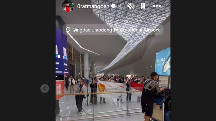 Status Instagram Ragnar Oratmangoen memperlihatkan suasana di Bandara Qingdao saat timnas Indonesia tiba, Jumat (11/10/2024). <b>(Instagram)</b>