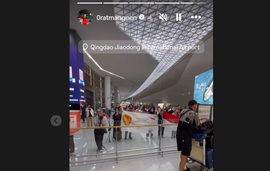 Status Instagram Ragnar Oratmangoen memperlihatkan suasana di Bandara Qingdao saat timnas Indonesia tiba, Jumat (11/10/2024). <b>(Instagram)</b>