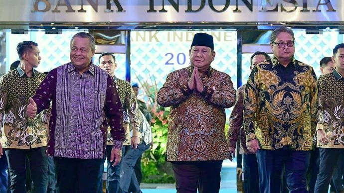 Presiden Prabowo bersama Menko Airlangga dan Gubernur BI Perry Warjiyo