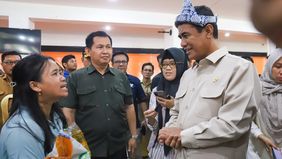 Menteri Pertanian Andi Amran Sulaiman bersama Wakil Menteri Pertanian (Wamentan) Sudaryono turun langsung ke Palembang untuk mengawal operasi pasar pangan murah yang digelar di Kantor Pos Palembang, Sumatera Selatan.