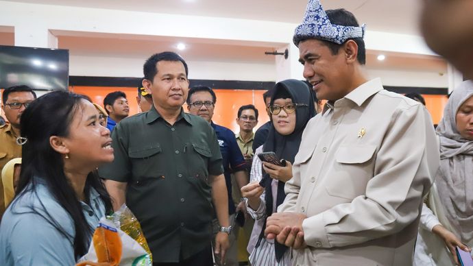 Menteri Pertanian (Mentan) Andi Amran Sulaiman bersama Wakil Menteri Pertanian (Wamentan) Sudaryono turun langsung ke Palembang untuk mengawal operasi pasar pangan murah yang digelar di Kantor Pos Palembang, Sumatera Selatan. 