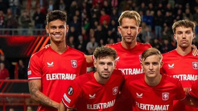 Mees Hilgers kembali tampil penuh saat FC Twente menahan imbang Fenerbahce di Liga Europa 2024/2025