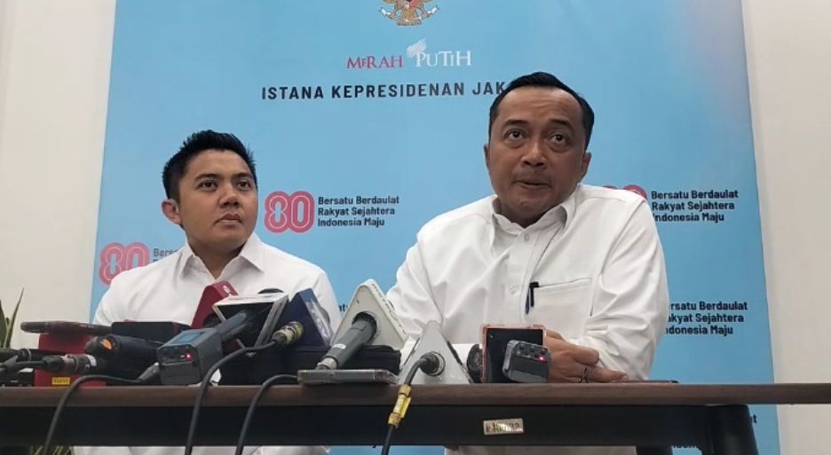 Mensesneg Prasetyo Hadi dan Seskab Teddy Indra Wijaya <b>(NTVnews / Deddy Setiawan)</b>