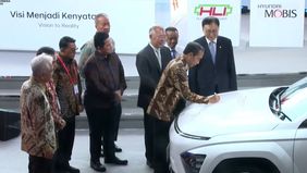 Presiden Joko Widodo (Jokowi) menandatangani mobil Kona Electric sebagai penanda peresmian pabrik baterai dan ekosistem kendaraan listrik milik PT Hyundai LG Industry (HLI) Green Power di Karawang, Jawa Barat.