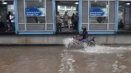 Jakarta Dikepung Banjir, Ciledug Raya hingga Ring Road Kembangan Tergenang
