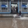 Jakarta Dikepung Banjir, Ciledug Raya hingga Ring Road Kembangan Tergenang