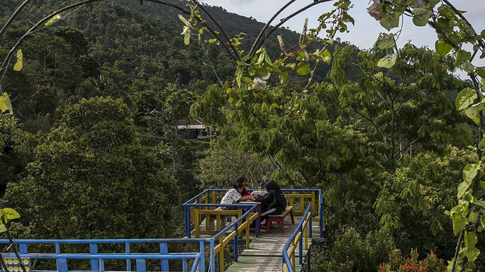 Pengunjung menikmati suasana pegunungan di wisata Saung Biru, Kabupaten Pandeglang, Banten, Sabtu