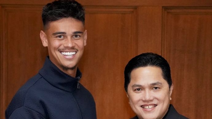 Mees Hilgers saat berjabat tangan dengan Ketua Umum PSSI, Erick Thohir.